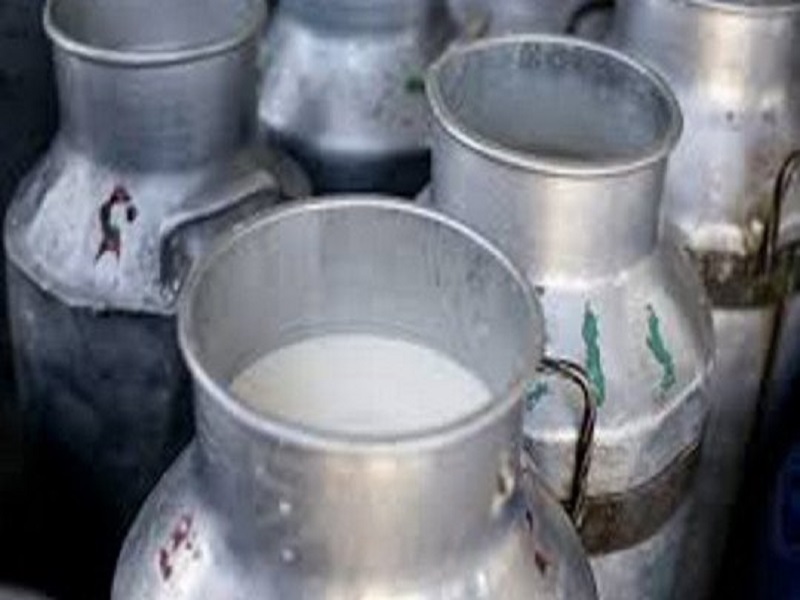 दूध उत्पादक शेतकऱ्यांचं आंदोलन