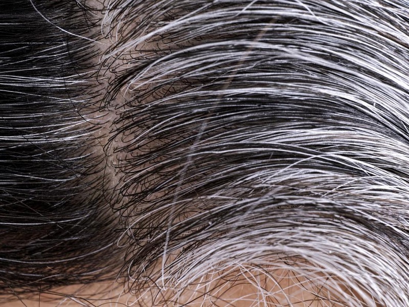 पांढरे केस काळे आणि मजबूत करण्यासाठी कुठेही जाऊ नका, हे आहेत ७ नैसर्गिक उपाय