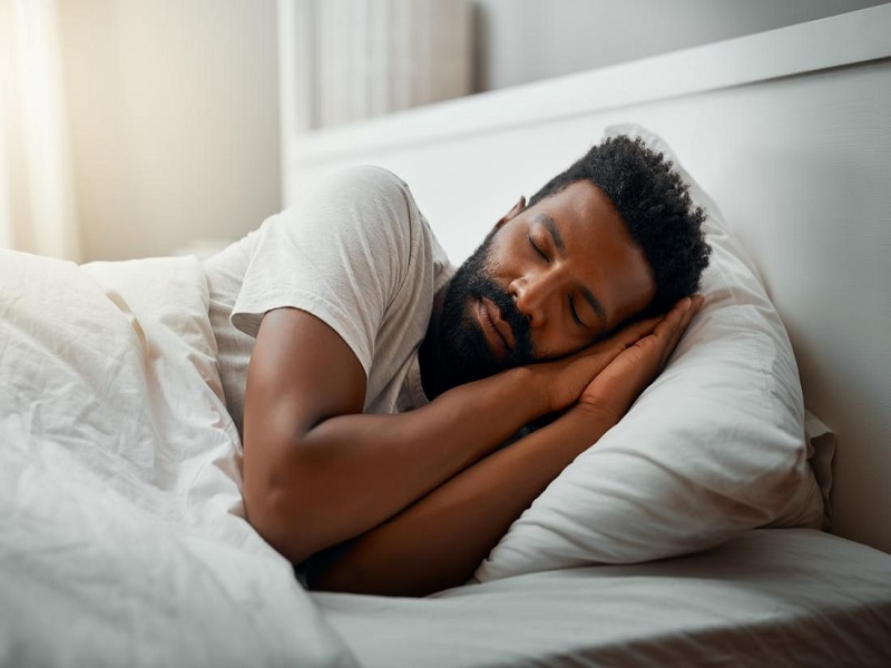 पुरेशी झोप म्हणजे किती असावी? आणि ती किती महत्वाची आहे तुम्हीच बघा