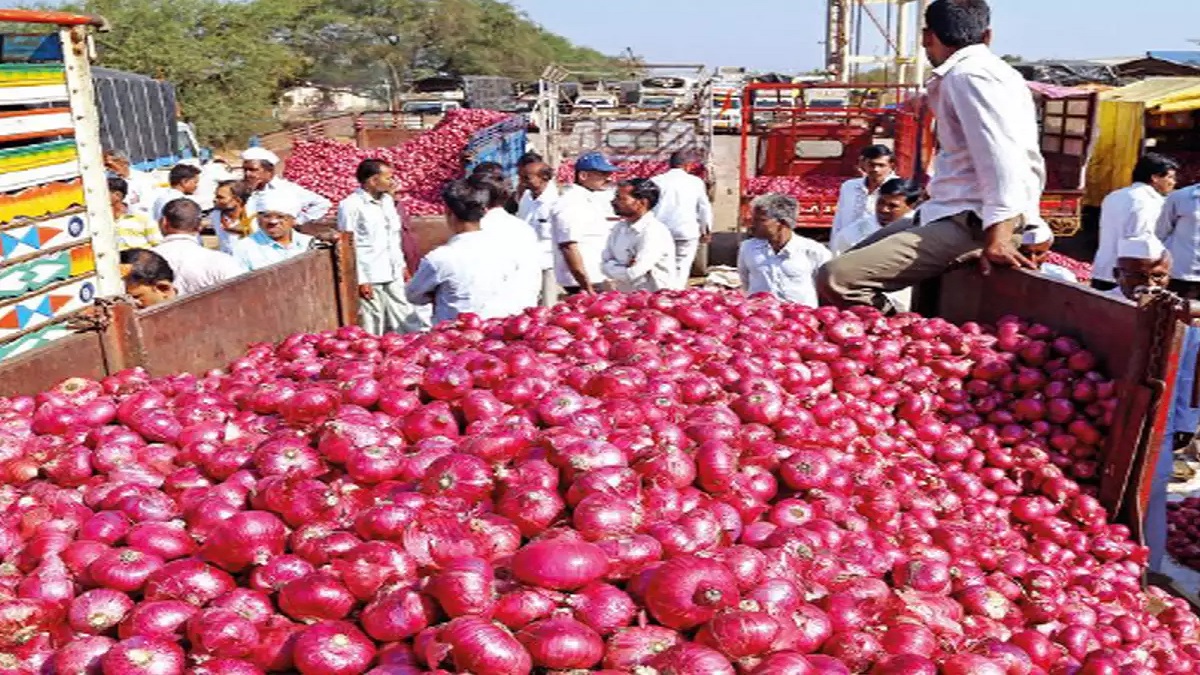 farmer attempt to  suicide due to so decrease onion rate in market