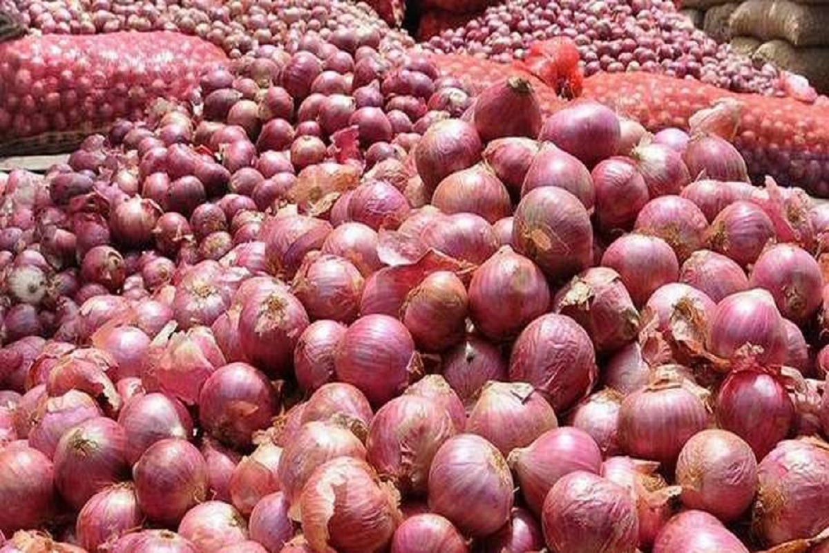 in nashik district farmer come together and send onion for selling  in viatnaam
