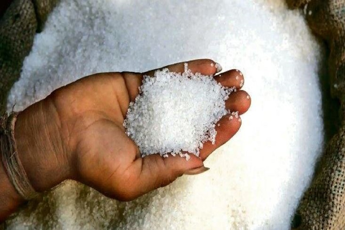 मागील वर्षीपेक्षा यंदा साखरेच्या उत्पादनात विक्रमी वाढ झाली आहे.