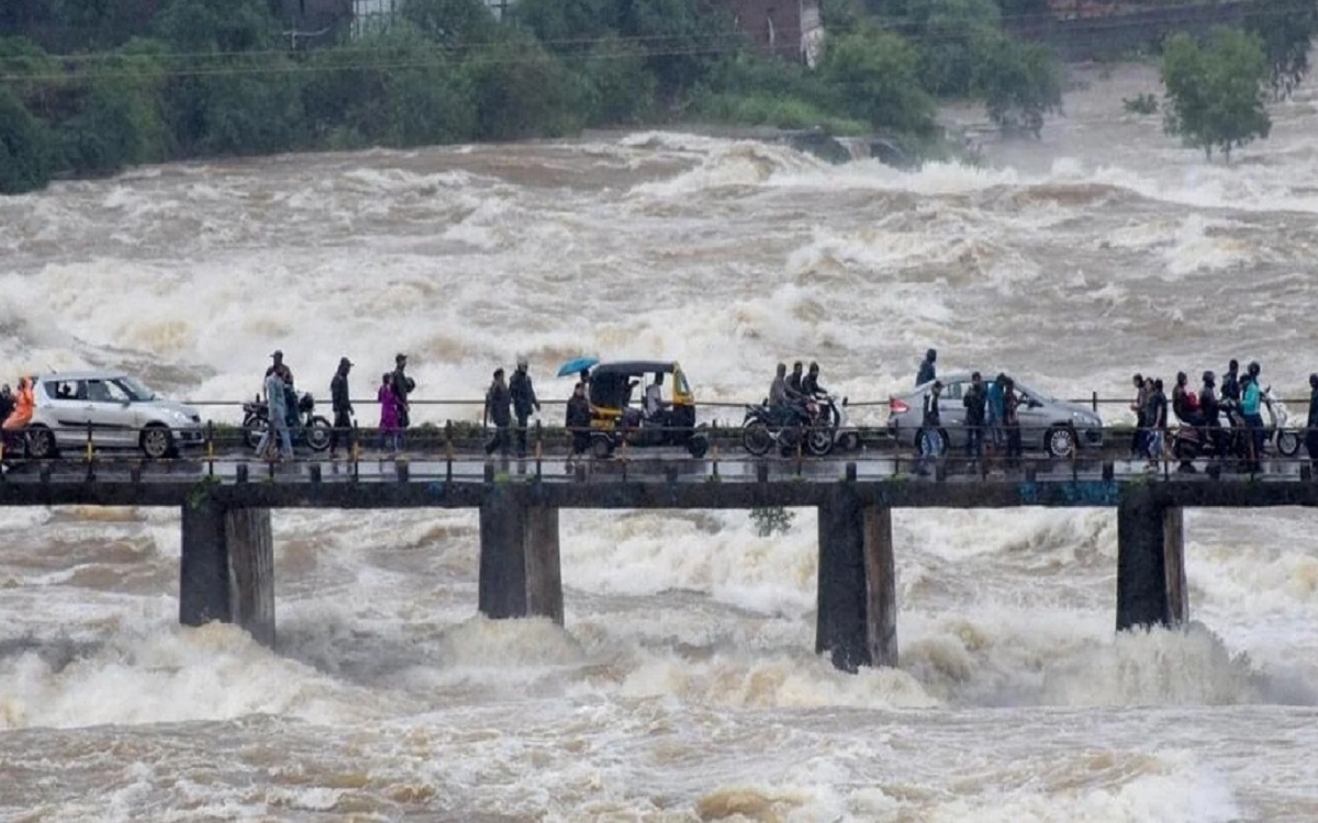 Heavy rains filled the Khadakwasla dam 100 percent