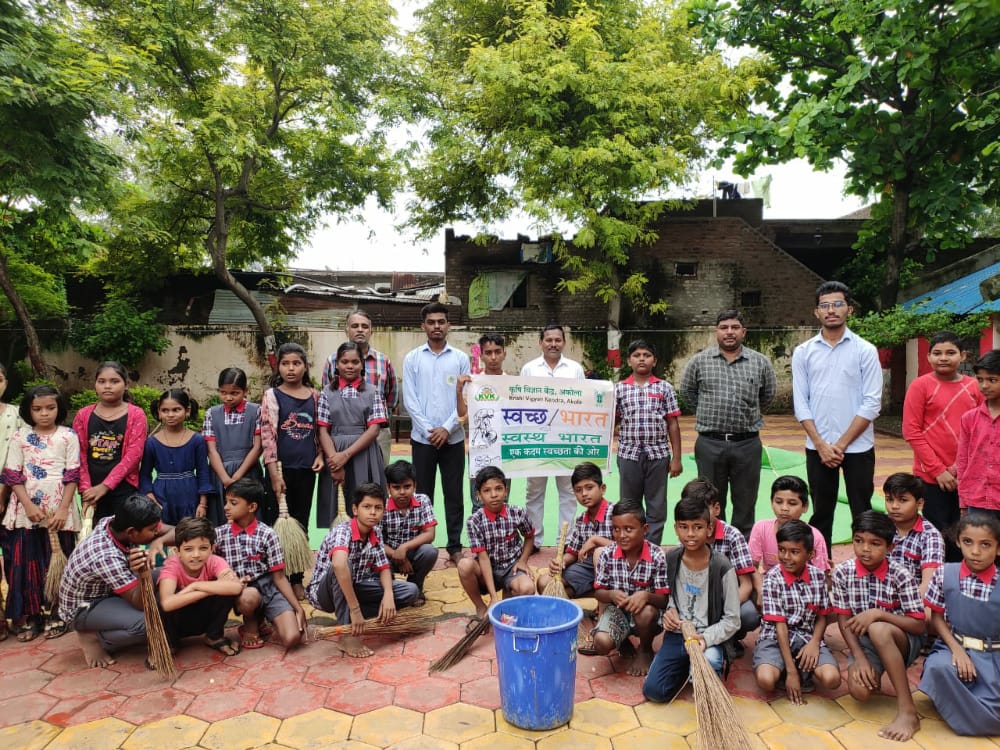 कृषि महाविद्यालय अकोला येथील RAWE & AIA च्या विद्यार्थ्यांनी कापशी तलाव गावात राबविला स्वच्छता अभियान कार्यक्रम