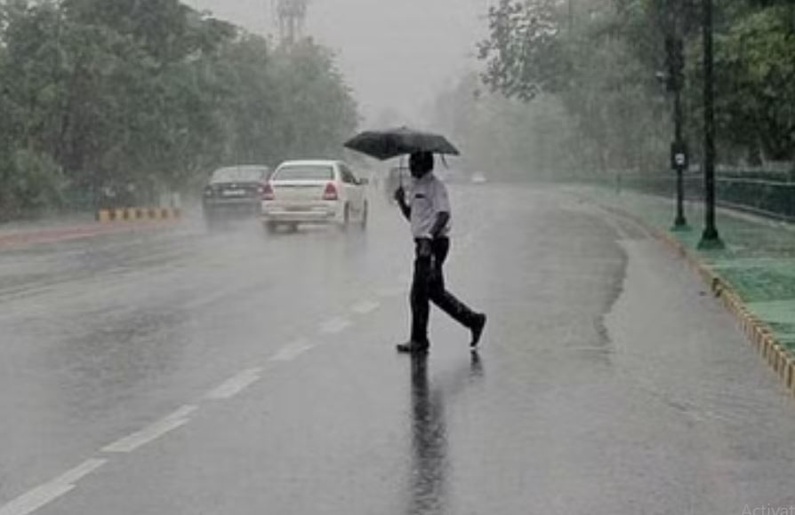 Heavy rains with stormy winds in the state